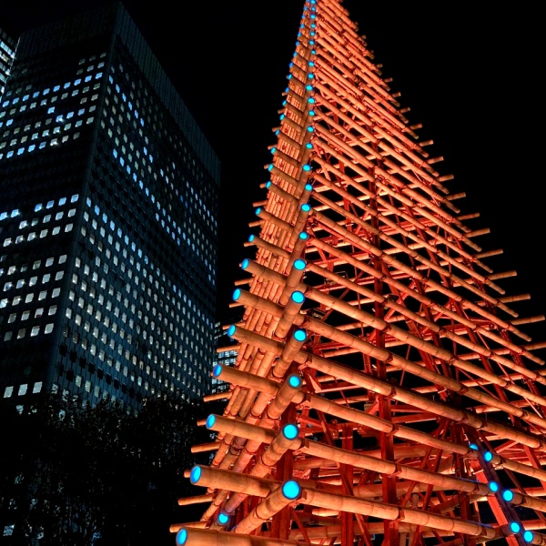 Pinheiro com 15 metros, feito em Bamboo iluminado com luz rasante